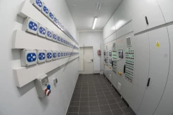 System wentylacji kurników - zespół szafa elektryczna ze zintegrowanym panelem sterującym miroklimatem w kurniku